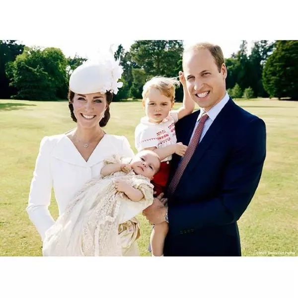 În 2015, cu Prințesa Charlotte și Prințul George în grădina palatului Sandringham