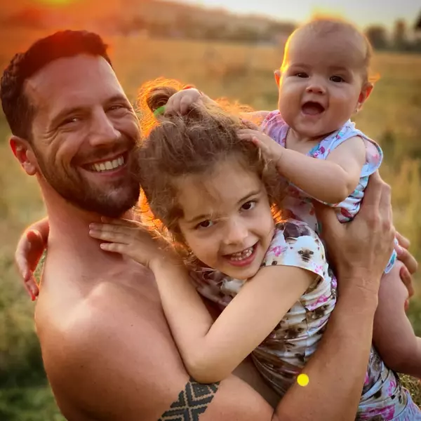 Adrian Nartea și fiicele