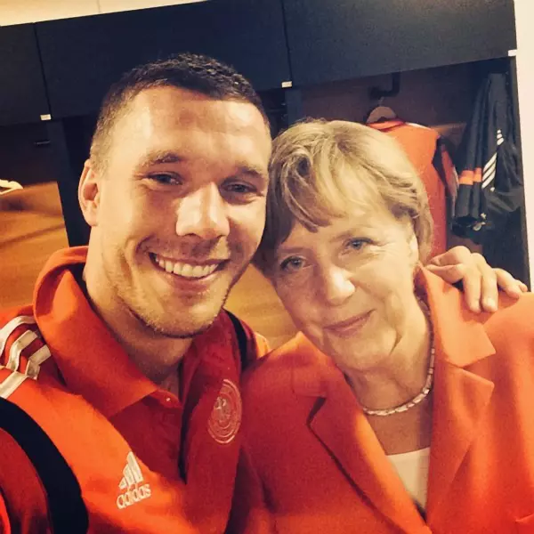 Angela Merkel si Lukas Podolski