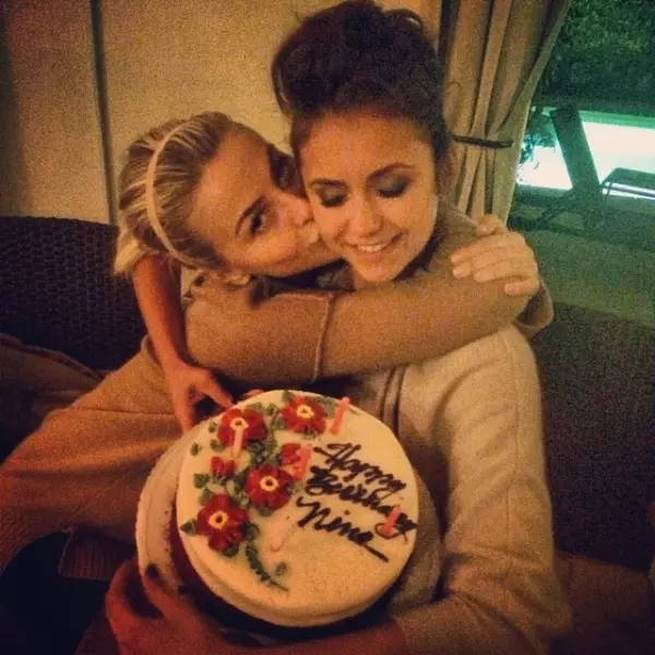 Julianne Hough, felicitand-o pe buna ei prietena, Nina Dobrev