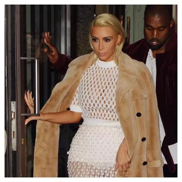 Kim Kardashian si Kanye West la Balenciaga