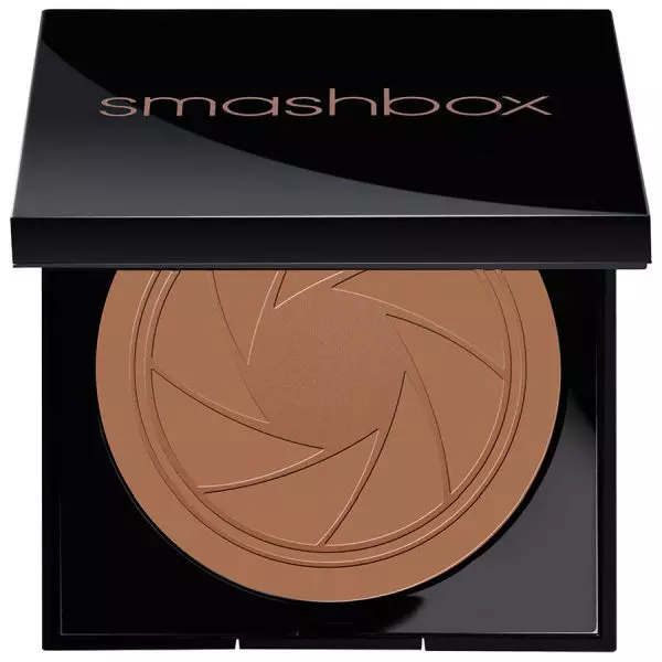 Pudră bronzantă, Smashbox, 129 lei, disponibilă Douglas