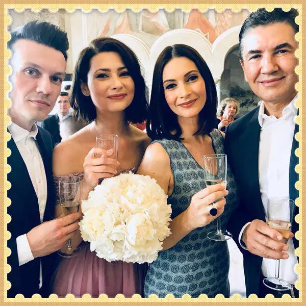Mihaela Călin alături de soţul său şi de naşii lor