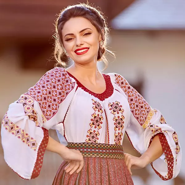 cosmina-adam-noua-prezentatoare-acces-direct