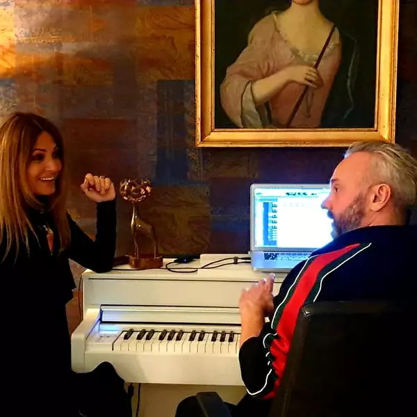 anca-turcasiu-poza-alaturi-de-producatorul-ovi-2020-