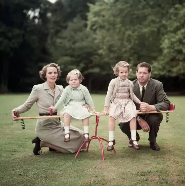 2 septembrie 1953: Regele Mihai I în grădina casei sale, Ayot House din Hertfordshire, împreună cu soția lui, Regina Ana și fiicele lor, Margareta și Elena