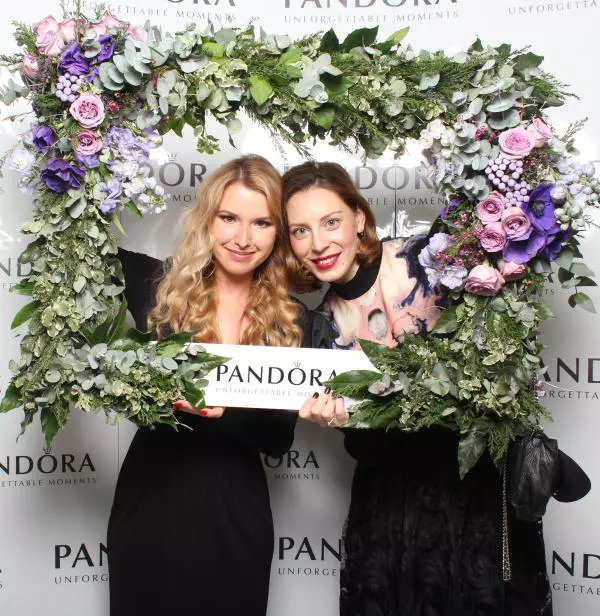 Oliwia Kiermasz  (Pandora) si Eli Roman