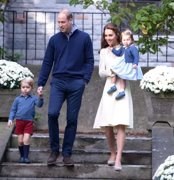 Printesa Charlotte, alături de părinții săi și fratele ei mai mare, Prințul George.