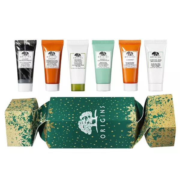 Set pentru îngrijirea tenului Superstar Magic Minis Cracker, Origins, 168 lei, exclusiv în magazinele Sephora (conține Checks and Balances Frothy Face Wash 15 ml; Modern Friction Nature's Gentle Dermabrasion 15 ml; Clear Improvement Active Charcoal Mask 15 ml; GinZing  Refreshing Eye Cream 15 ml; GinZing Energy-Boosting Gel Moisturizer 15 ml și Make a Difference Rejuvenating Hand Treatment 15 ml)