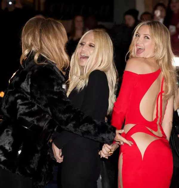 Goldie Hawn, Donatella Versace si Kate Hudson