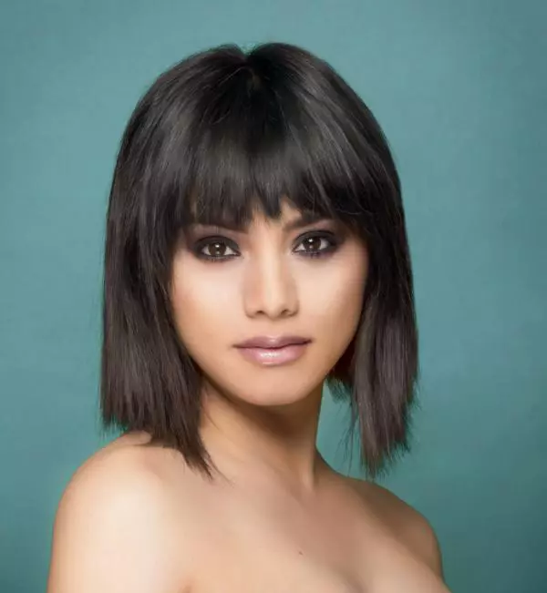 Anii 2000 - Ten bronzat, eyeliner negru accentuat, smokey eyes, culori electrice. Pentru un make-up al ochilor impecabil, e important felul în care sunt îmbinate nuanțele de negru sau maro pe pleoapa superioară.