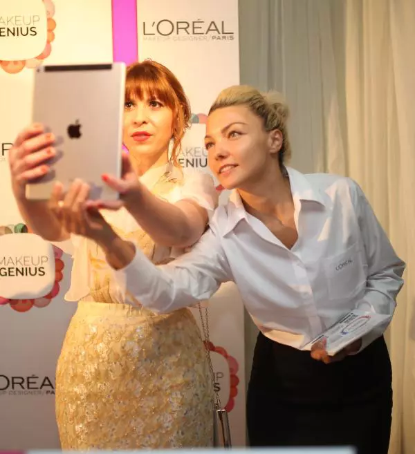 Invitatii testeaza aplicatia Makeup Genius