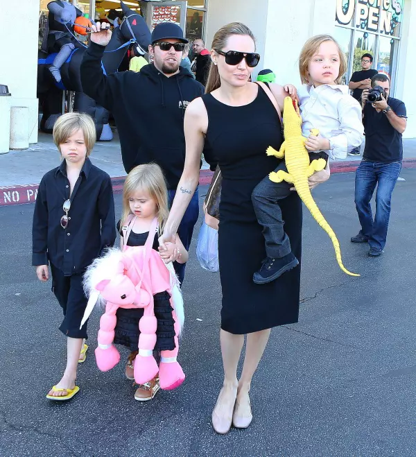 Angelina Jolie, la plimbare cu copiii ei