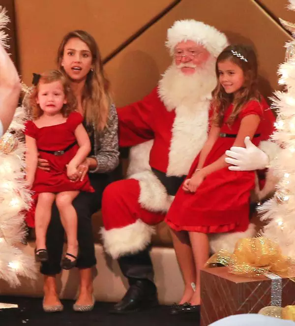 Jessica Alba si familia s-au intalnit cu Mos Craciun