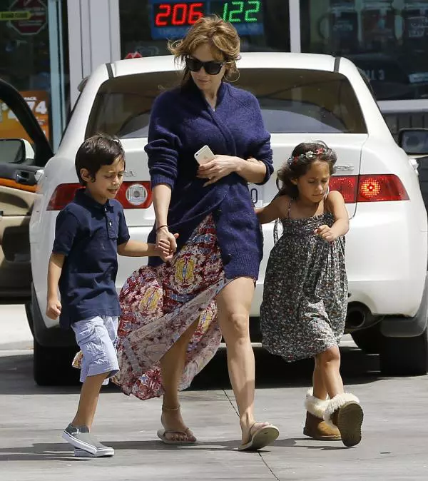 Jennifer Lopez, pregatita pentru o excursie cu gemenii sai