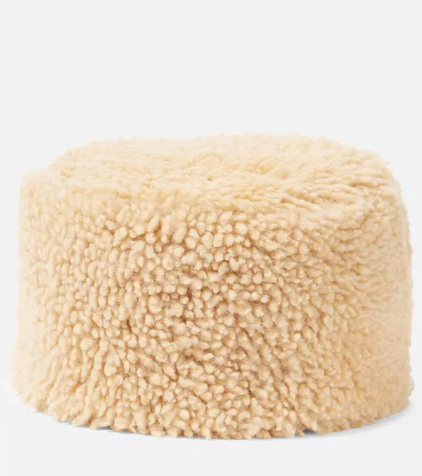 Pălărie din shearling, Toteme, 2.300 lei, magazinul Aparterre