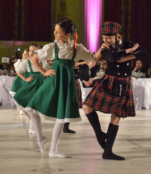 Spectacol de balet oferit de copiii de la Scoala de Balet a Operei Romane 