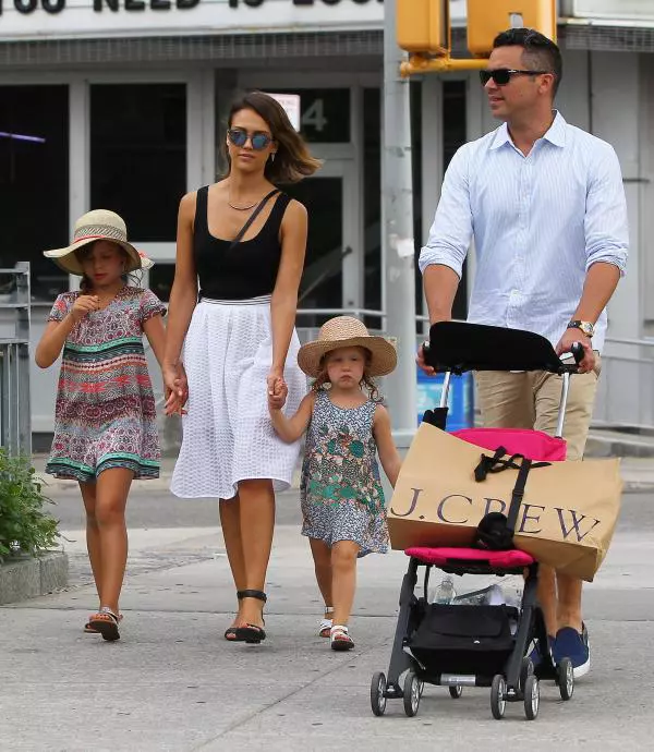 Jessica Alba, Cash Warren si fetitele lor