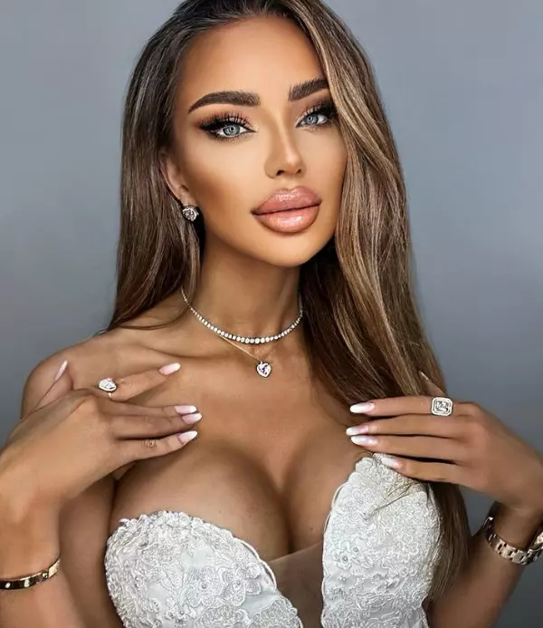 Bianca Drăgușanu își micșorează sânii
