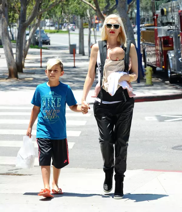 Gwen Stefani, la plimbare cu baietii 
