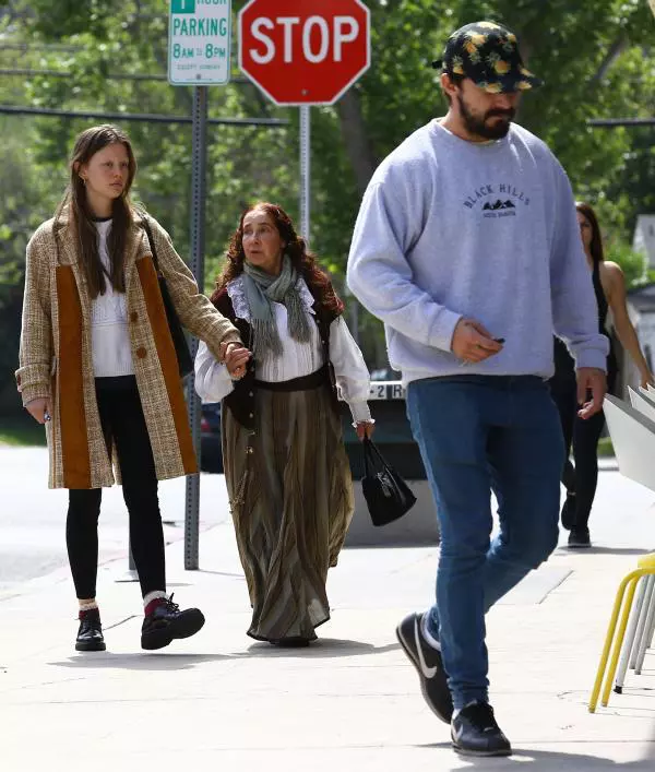 Shia LaBeouf, impreuna cu mama si logodnica lui, Mia Goth