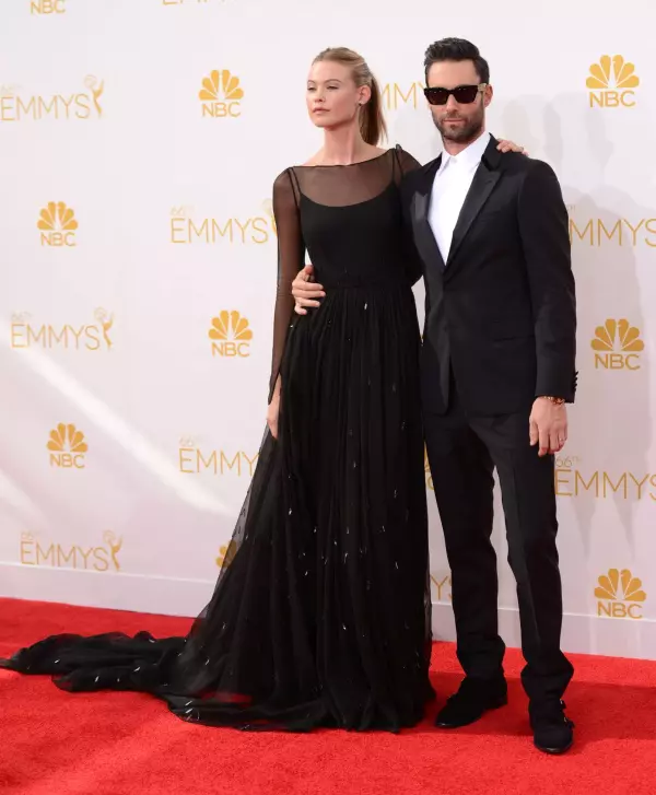 Behati Prinsloo si Adam Levine