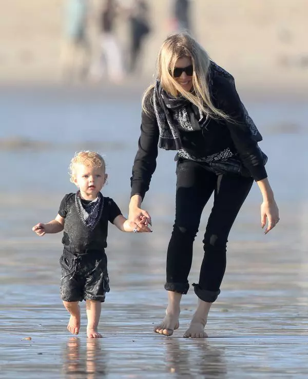 Fergie si familia pe o plaja din Malibu 