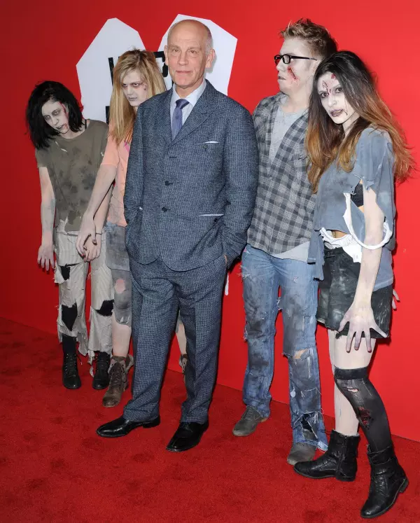 JOHN MALKOVICH alaturi de echipa de zombie