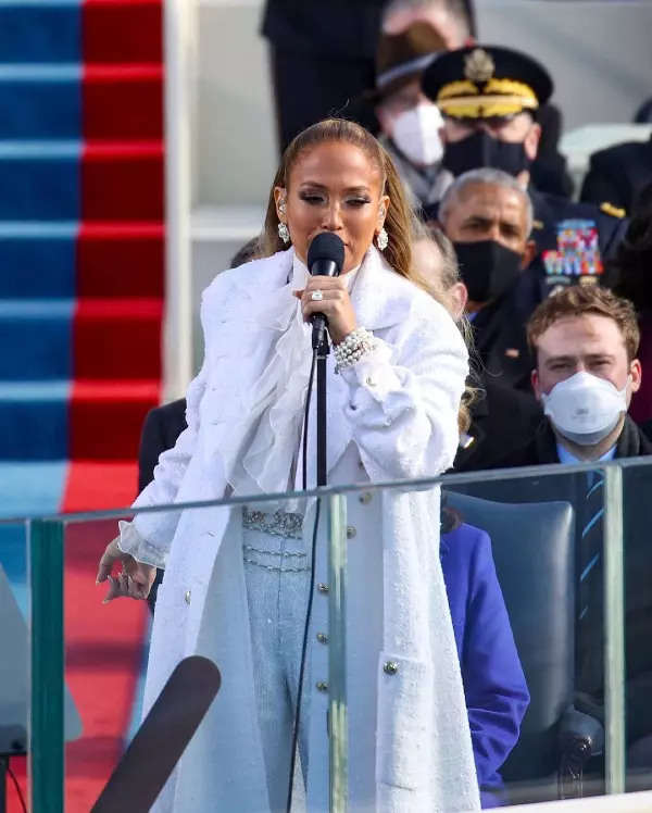 Jennifer Lopez în Chanel, în timpul recitalului de la ceremonia de învestire