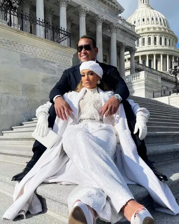 Jennifer Lopez în Chanel și partenerul ei, Alex Rodriguez, pe treptele Capitoliului