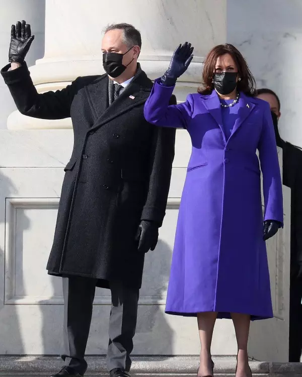 Vicepreședinta Kamala Harris purtând Christopher John Rogers, alături de soțul ei