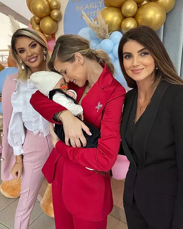 2. Gabriela Prisăcariu alături de fiul său