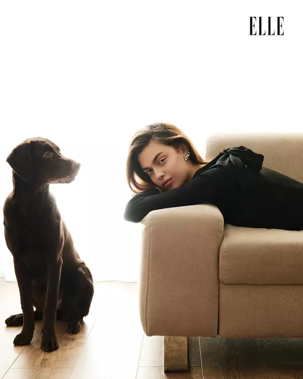 Rochie din raion, Victoria Beckham, 4.920 lei, magazinul Aparterre; cercei din alamă argintată cu cristale, Tria Alfa, 625 lei.