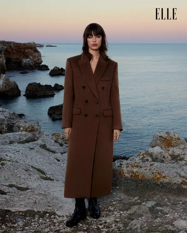 Palton, COS; cizme din recuzita stilistului.