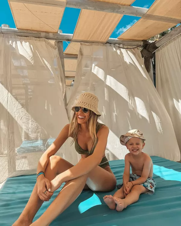 1. Gabriela Prisăcariu și fiul ei