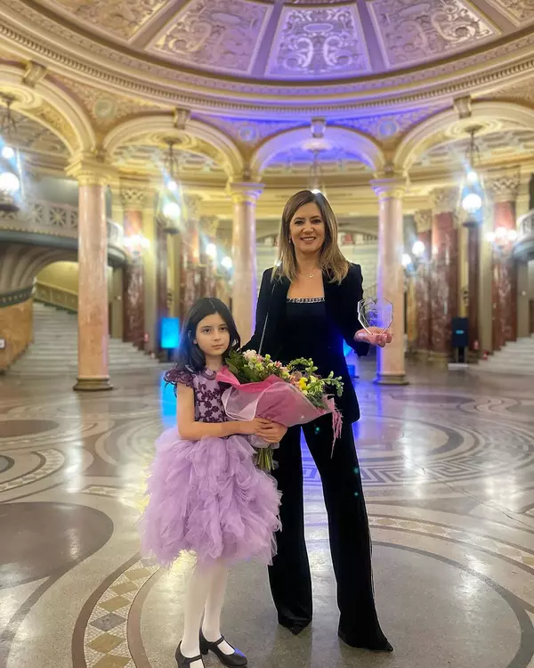 Amalia Enache și fiica ei, Alma