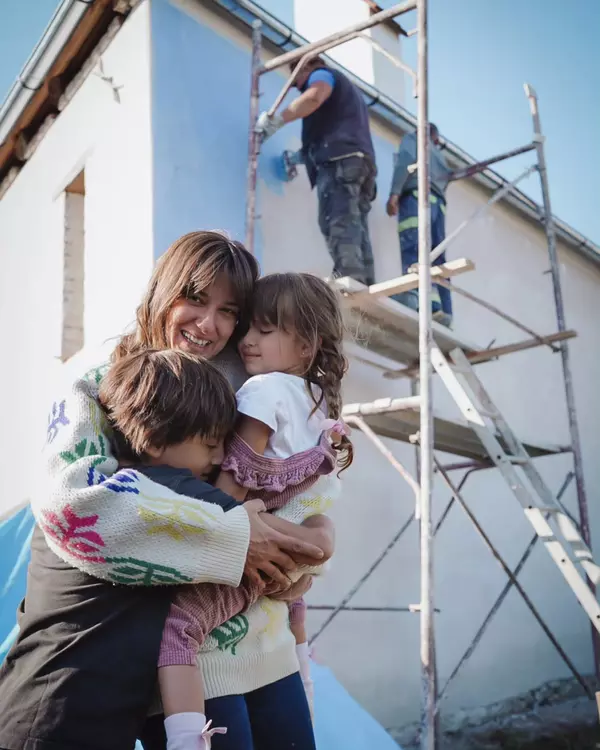 Dana Rogoz și cei doi copii la Viscri