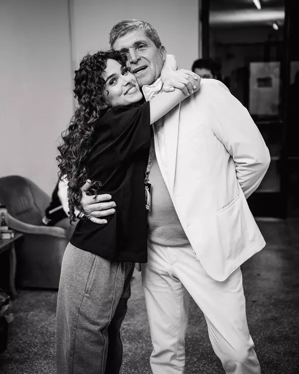 Theo Rose fotografiată împreună cu tatăl ei