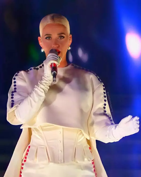 Katy Perry într-o ținută Thom Browne