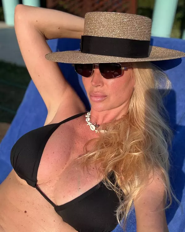 Andreea Bănică în costum de baie