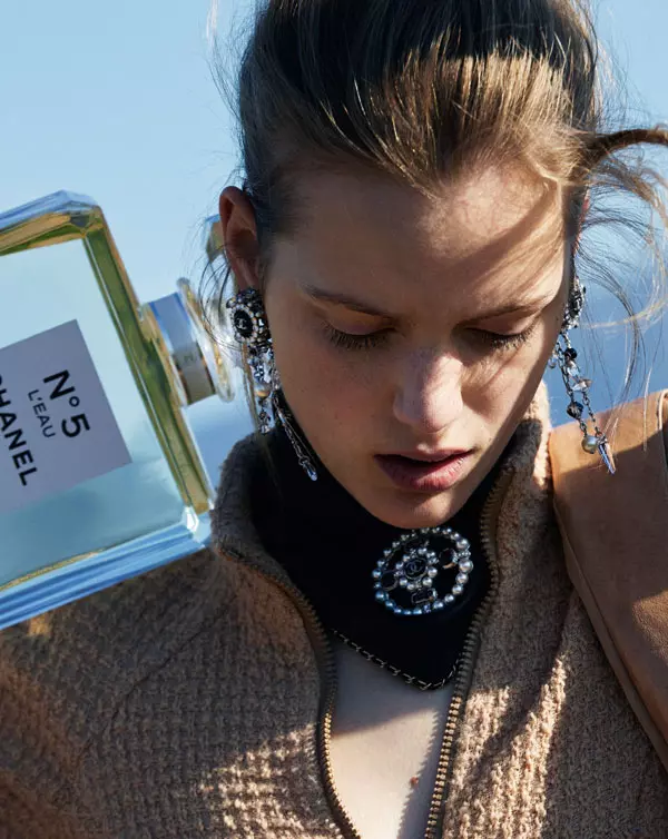 Body din lână, eșarfă din piele și cercei din cristale și perle, toate Chanel; parfum, Chanel No.5 l'Eau.