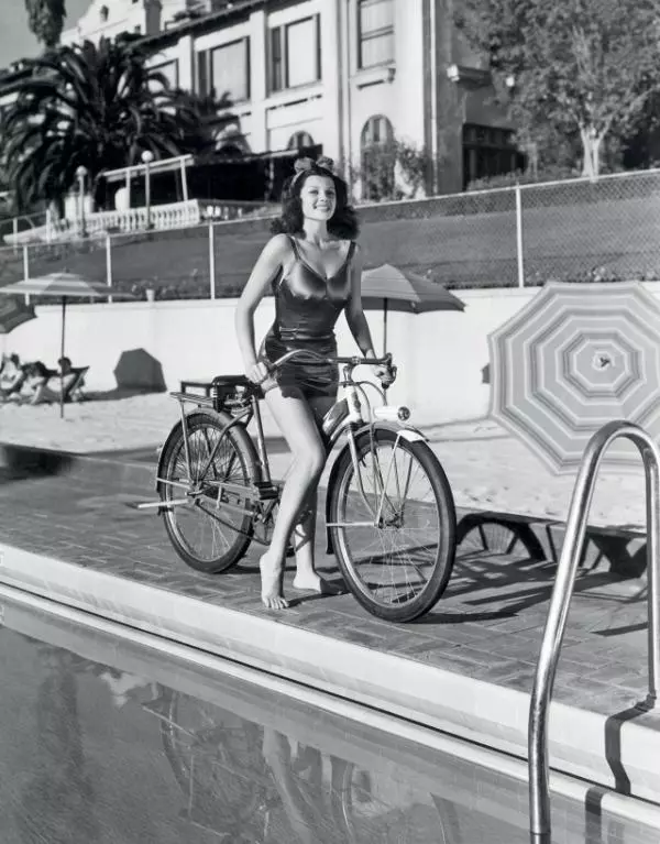 1940 – Rita Hayworth pe marginea piscinei de la Beverly Hills Hotel