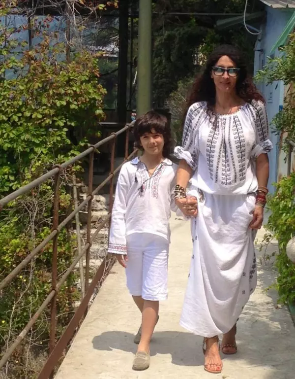 Mihaeal Radulescu si Ayan in costume populare