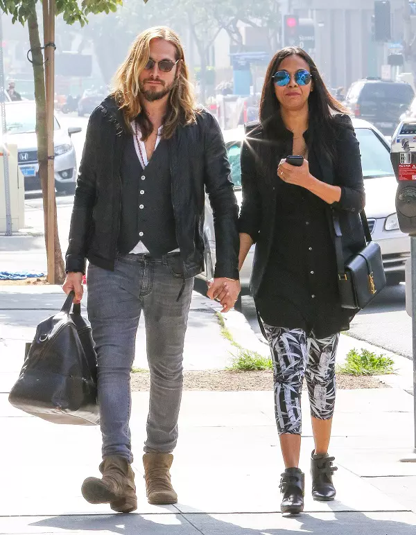 Zoe Saldana si Marco Perego Walk Hand In Hand In Santa Monica