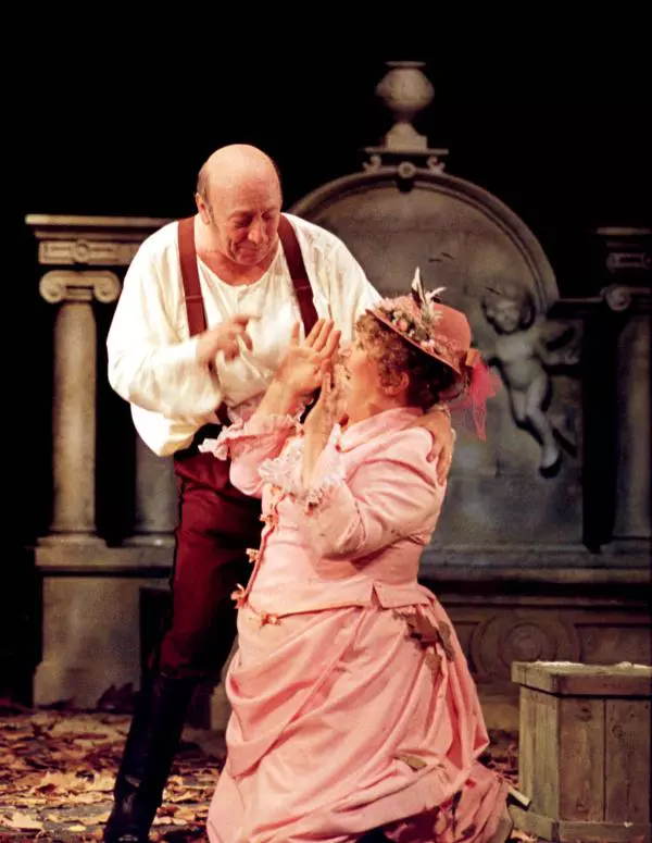 Premiera spectacolului 'O noapte furtunoasa', in regia lui Alexandru Darie. In imagine, Marin Moraru si Dorina Lazar. 1998-Bucuresti