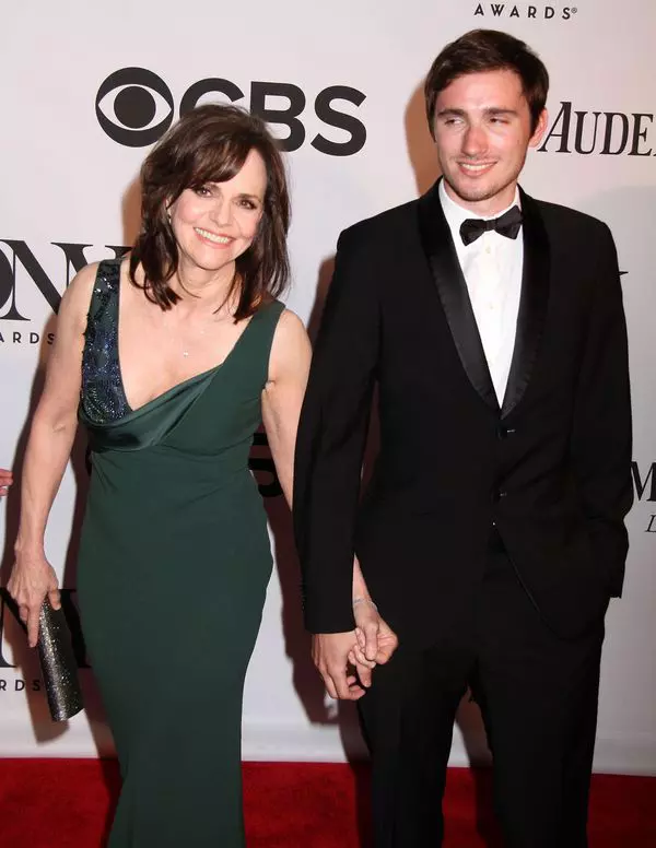 SALLY FIELD si fiul ei, SAM GREISMAN