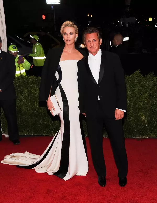 Charlize Theron si Sean Penn 