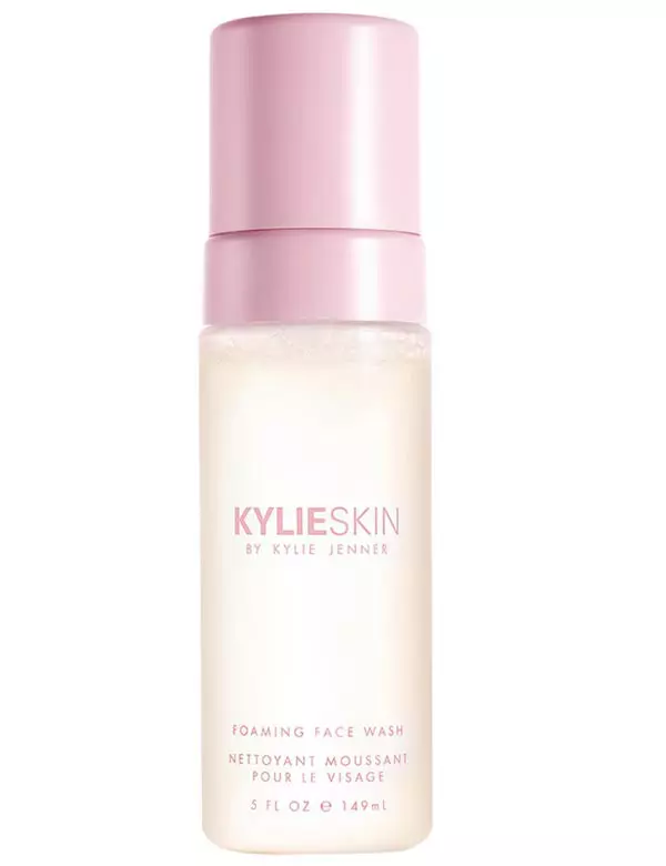 Spumă pentru curățarea tenului Foaming Face Wash, KylieSkin by Kylie Jenner, 149 lei (exclusiv în parfumeriile Douglas)