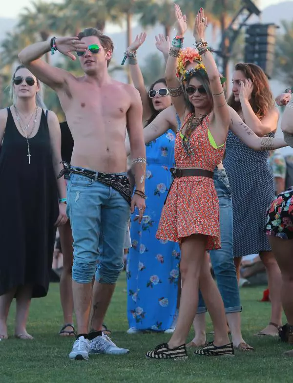 Sarah Hyland si Dominic Sherwood