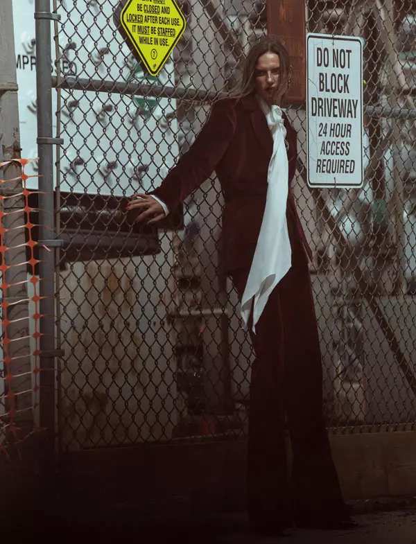Cămașă din voal de mătase, Blazer și pantaloni din catifea, toate TommyXZendaya, cu prețul la cerere.